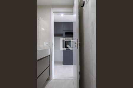 banheiro social_4 de apartamento para alugar com 1 quarto, 24m² em Jardim Santa Emília, São Paulo