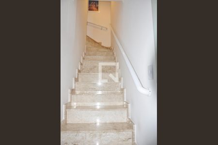 Casa à venda com 60m², 2 quartos e 1 vaga Casa à venda com 60m², 2 quartos e 1 vagaEscada para os Quartos