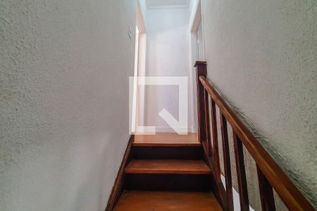 escada corredor de casa para alugar com 2 quartos, 80m² em Ipiranga, São Paulo