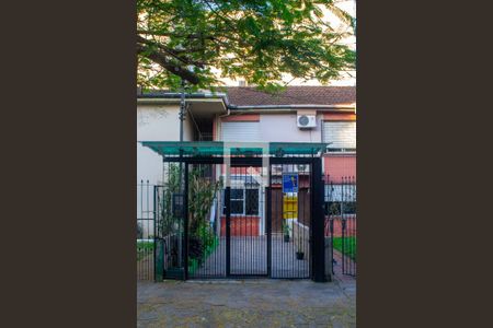 Casa à venda com 115m², 3 quartos e 3 vagas Casa à venda com 115m², 3 quartos e 3 vagasFachada