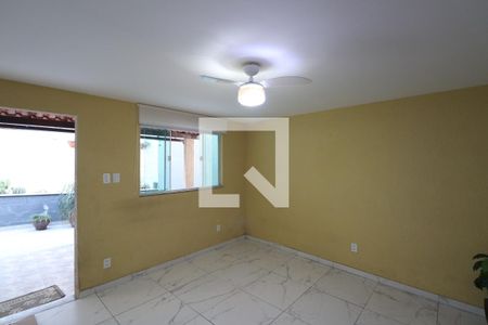 Sala de casa para alugar com 4 quartos, 278m² em Galo Branco, São Gonçalo
