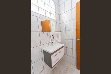 Banheiro da suíte de casa para alugar com 2 quartos, 70m² em Centro, Diadema