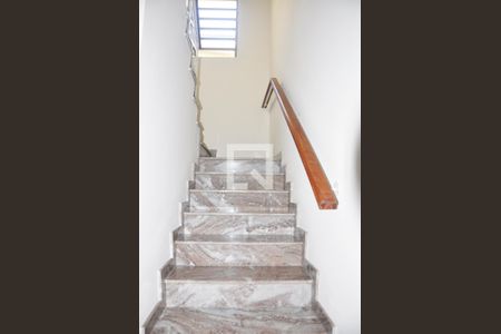 Escada - Quartos de casa para alugar com 4 quartos, 200m² em Parque São Domingos, São Paulo