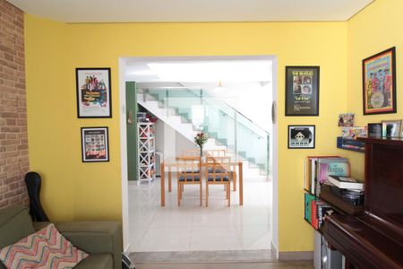 Sala de TV de casa de condomínio à venda com 3 quartos, 180m² em Garças, Belo Horizonte