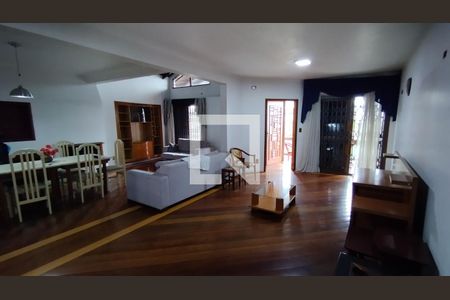 Casa para alugar com 298m², 5 quartos e 5 vagasSala