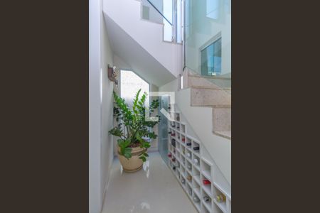 Escada de casa à venda com 3 quartos, 285m² em Castelo, Belo Horizonte