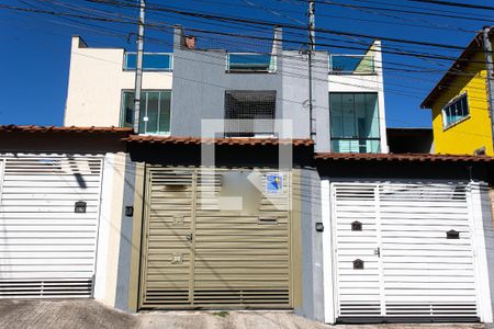 Casa à venda com 210m², 3 quartos e 2 vagas Casa à venda com 210m², 3 quartos e 2 vagasFachada