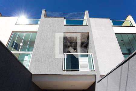 Casa à venda com 210m², 3 quartos e 2 vagas Casa à venda com 210m², 3 quartos e 2 vagasFachada