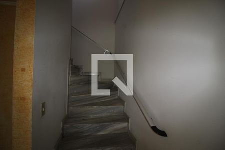Escada de casa para alugar com 4 quartos, 140m² em Vila do Castelo, São Paulo