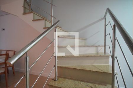 Escada - Acesso Segundo Piso de casa de condomínio para alugar com 3 quartos, 100m² em Morro Santana, Porto Alegre