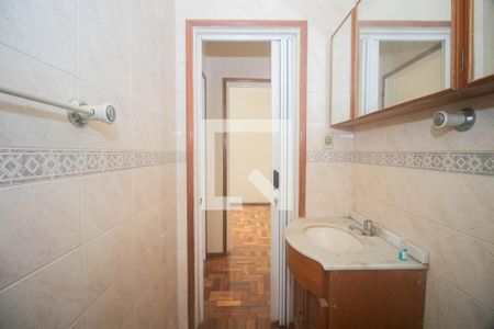 Banheiro de apartamento à venda com 1 quarto, 43m² em São João, Porto Alegre