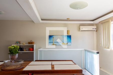 Sala de casa à venda com 4 quartos, 240m² em Navegantes, Porto Alegre