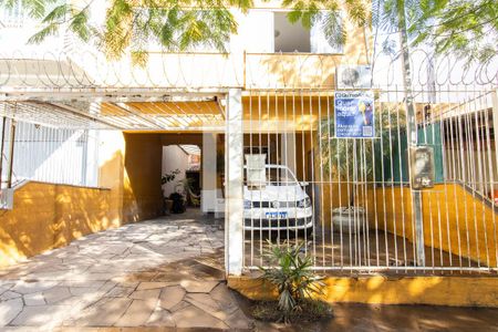 Casa à venda com 240m², 4 quartos e 3 vagas Casa à venda com 240m², 4 quartos e 3 vagasFachada