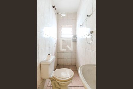 Banheiro da Suíte de casa à venda com 8 quartos, 367m² em Vila Carmosina, São Paulo