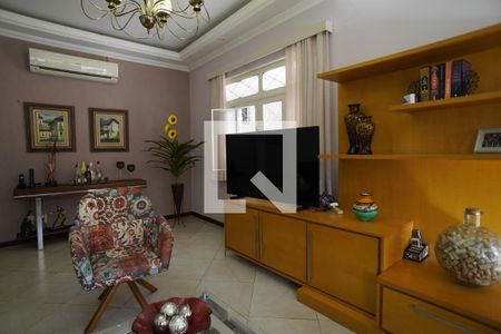 Sala de casa à venda com 3 quartos, 360m² em Santa Rosa, Niterói