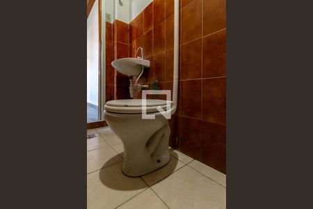 Banheiro  de casa para alugar com 1 quarto, 80m² em União, Belo Horizonte