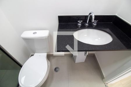 Banheiro de kitnet/studio para alugar com 1 quarto, 27m² em Jardim das Acácias, São Paulo