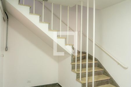 Escada de casa para alugar com 3 quartos, 70m² em Vila Butantã, São Paulo