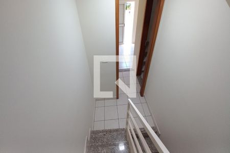 Escada de casa para alugar com 2 quartos, 95m² em Parque Jambeiro, Campinas
