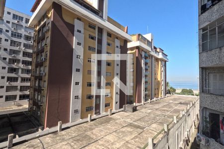 Vista da Sala e da Varanda/Área de Serviço de apartamento para alugar com 1 quarto, 50m² em Gonzaga, Santos