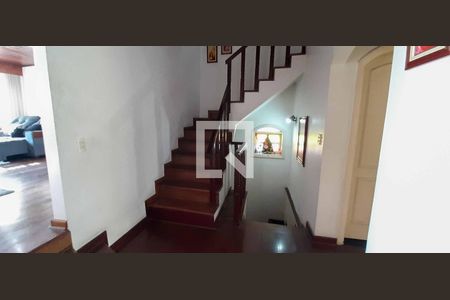 Casa para alugar com 284m², 4 quartos e 6 vagas Casa para alugar com 284m², 4 quartos e 6 vagasEscada