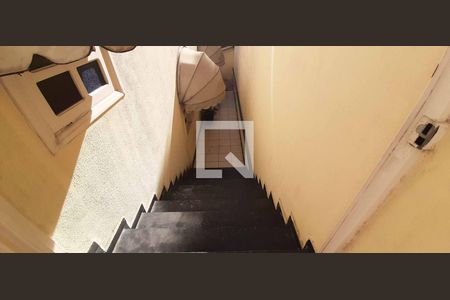 Casa para alugar com 284m², 4 quartos e 6 vagas Casa para alugar com 284m², 4 quartos e 6 vagasEscada