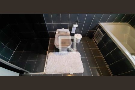 Casa para alugar com 284m², 4 quartos e 6 vagas Casa para alugar com 284m², 4 quartos e 6 vagasBanheiro da Suíte 1