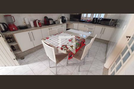 Casa para alugar com 284m², 4 quartos e 6 vagas Casa para alugar com 284m², 4 quartos e 6 vagasCozinha