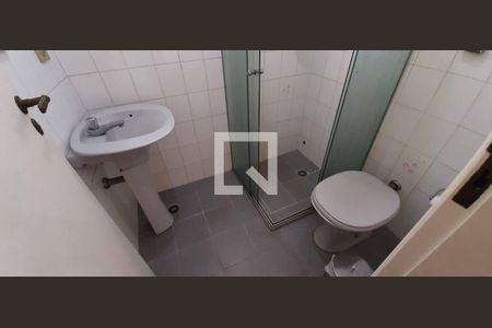 Casa para alugar com 284m², 4 quartos e 6 vagas Casa para alugar com 284m², 4 quartos e 6 vagasBanheiro da Edícula