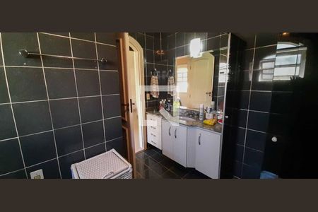 Casa para alugar com 284m², 4 quartos e 6 vagas Casa para alugar com 284m², 4 quartos e 6 vagasBanheiro da Suíte 1