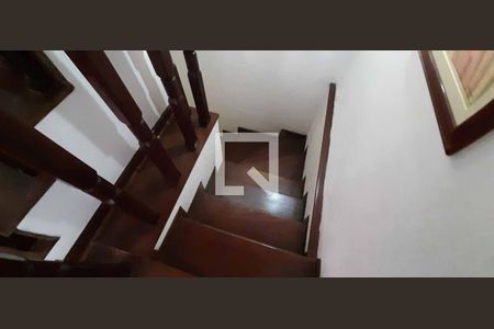 Casa para alugar com 284m², 4 quartos e 6 vagas Casa para alugar com 284m², 4 quartos e 6 vagasEscada