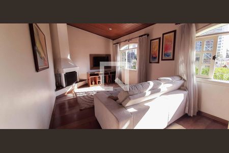 Casa para alugar com 284m², 4 quartos e 6 vagas Casa para alugar com 284m², 4 quartos e 6 vagasSala de TV