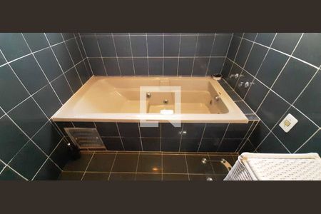 Casa para alugar com 284m², 4 quartos e 6 vagas Casa para alugar com 284m², 4 quartos e 6 vagasBanheiro da Suíte 1