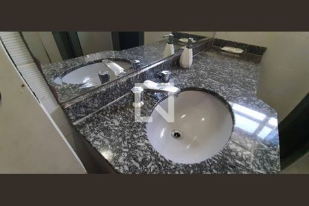 Casa para alugar com 284m², 4 quartos e 6 vagas Casa para alugar com 284m², 4 quartos e 6 vagasBanheiro da Suíte 3