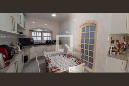 Casa para alugar com 284m², 4 quartos e 6 vagas Casa para alugar com 284m², 4 quartos e 6 vagasCozinha