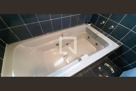 Casa para alugar com 284m², 4 quartos e 6 vagas Casa para alugar com 284m², 4 quartos e 6 vagasBanheiro da Suíte 1