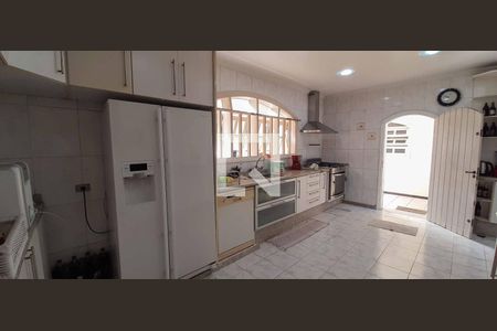 Casa para alugar com 284m², 4 quartos e 6 vagas Casa para alugar com 284m², 4 quartos e 6 vagasCozinha