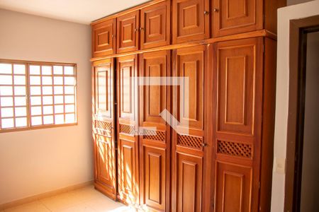 Quarto 1 de casa para alugar com 3 quartos, 300m² em Vila Aurora, Goiânia