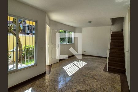 sala de casa de condomínio à venda com 3 quartos, 200m² em Recreio dos Bandeirantes, Rio de Janeiro