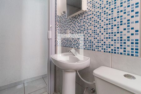 Banheiro de casa para alugar com 2 quartos, 59m² em Parque Jandaia, Carapicuíba