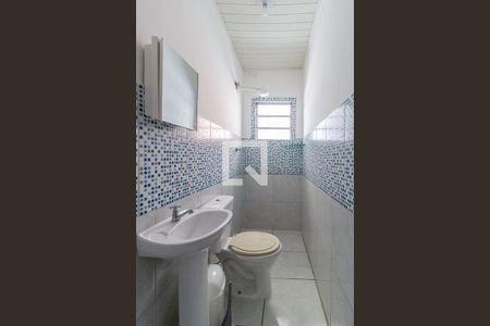 Banheiro de casa para alugar com 2 quartos, 59m² em Parque Jandaia, Carapicuíba
