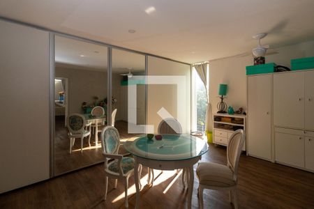 Casa para alugar com 450m², 4 quartos e 4 vagas Casa para alugar com 450m², 4 quartos e 4 vagasCloset