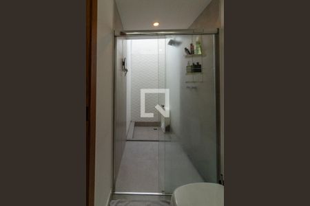 Casa para alugar com 450m², 4 quartos e 4 vagas Casa para alugar com 450m², 4 quartos e 4 vagasBanheiro da Suíte 2