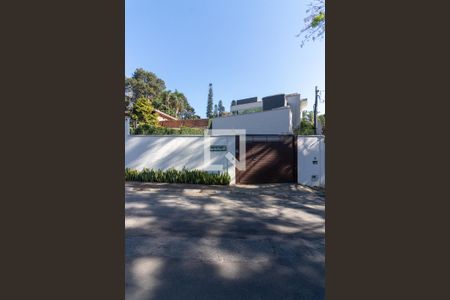 Casa para alugar com 450m², 4 quartos e 4 vagas Casa para alugar com 450m², 4 quartos e 4 vagasFachada