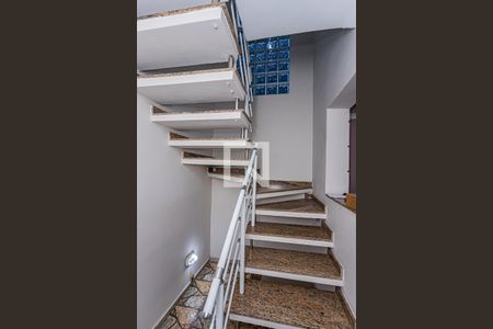Escada de casa para alugar com 4 quartos, 250m² em Jardim Mangalot, São Paulo