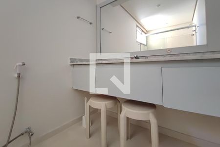 Banheiro de apartamento à venda com 1 quarto, 57m² em Cambuí, Campinas