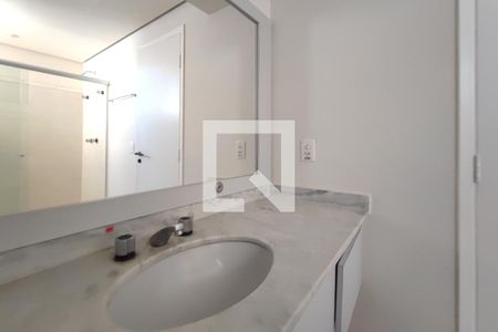 Banheiro de apartamento à venda com 1 quarto, 57m² em Cambuí, Campinas