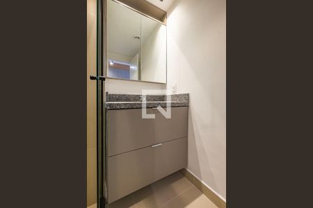 Banheiro de apartamento para alugar com 1 quarto, 27m² em Pinheiros, São Paulo