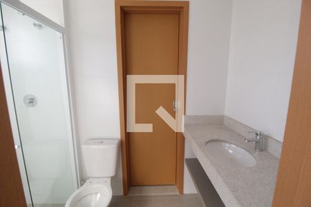 Banheiro do Quarto 1 de casa de condomínio para alugar com 3 quartos, 80m² em Granja Marileusa, Uberlândia