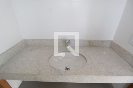 Banheiro do Quarto 1 de casa de condomínio para alugar com 3 quartos, 80m² em Granja Marileusa, Uberlândia